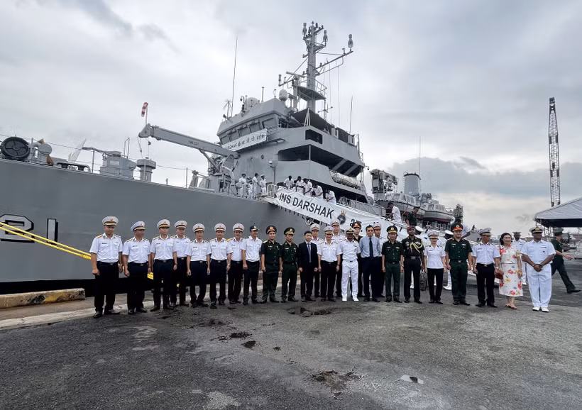 Crew members of the Indian Navy's ship INS Darshak and representatives of the High Command of the Vietnam People's Navy, the HCM City Department of External Relations, and the Vietnamese Ministry of National Defence pose for a group photo. (Photo: VNA)