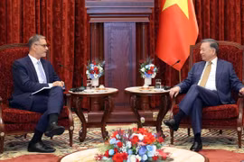 Top leader receives outgoing French Ambassador