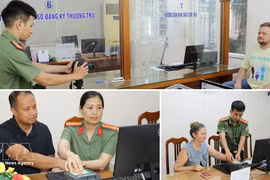 A foreign national completes level-2 e-ID registration procedures in Vietnam. (Photo: VNA) 