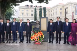 Key leader pays tribute to President Ho Chi Minh in Singapore