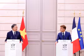 Top Vietnamese leader, French President meet press ahead of talks in Paris