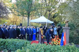 Top Vietnamese leader lays wreath at Ho Chi Minh Monument in France