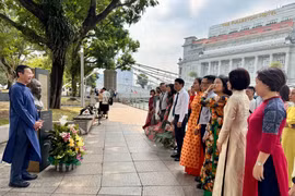 Overseas Vietnamese in Singapore, Thailand pay tribute to President Ho Chi Minh on National Day