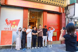Large crowds visit 48 Hang Ngang street relic site in Hanoi on National Day 