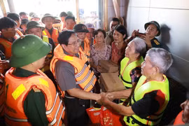 PM directs flood relief efforts in Thai Nguyen province, visits affected residents