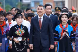 Prime Minister Le Minh Hung attends the new school year opening ceremony at Muong Khuong Multi-level Boarding School (Lao Cai) (Photo: VNA)