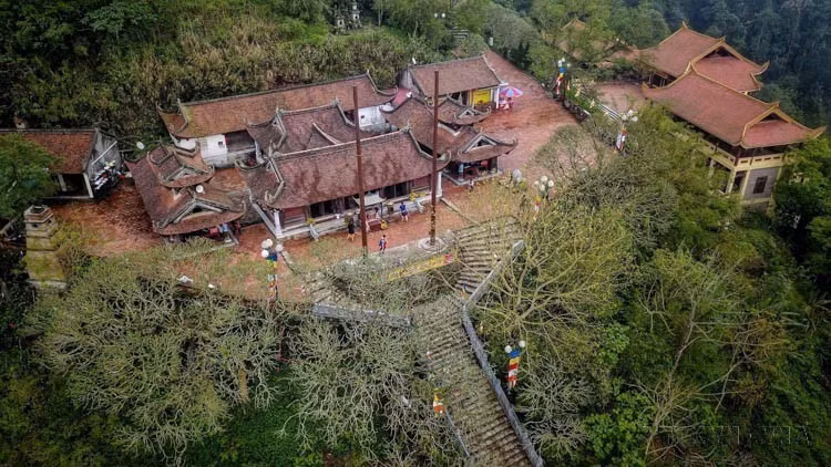 chua-hoa-yen-thuoc-khu-di-tich-lich-su-va-danh-thang-yen-tu-quang-ninh-chua-duoc-dung-tu-thoi-ly-va-duoc-ton-tao-nhieu-lan-trong-lich-su-lung-dua-vao-nui-truoc-mat-la-3-cay-dai-co-thu-tren-700-nam-tuoi-2021-anh-t.jpg