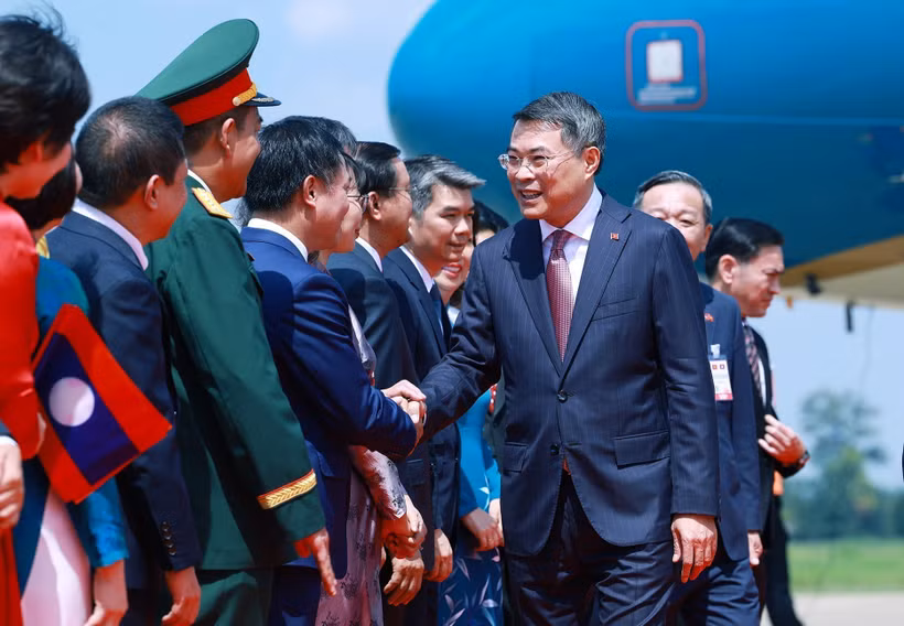 Prime Minister begins official visit to Laos