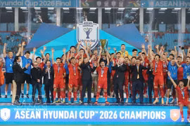 FIFA President Gianni Infantino presents ASEAN Cup 2026 trophy to Vietnam. ( Photo: VNA)