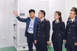 A representative of Sumika Electronic Materials Vietnam (VSIP Bac Ninh Industrial Park, Tu Son Ward) briefs the delegation from Customs Sub-department Region V on the company's operations. (Photo: báo bắc ninh)