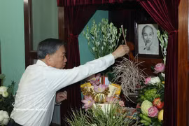 General Secretary of the Communist Party of Vietnam Central Committee and President To Lam offers incense in commemoration of the late leader at House 67 in the Ho Chi Minh Relic Site within the Presidential Palace complex in Hanoi on September 2. (Photo: VNA)