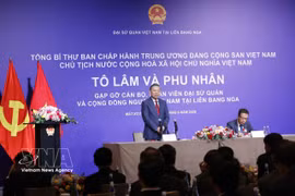 General Secretary of the Communist Party of Vietnam Central Committee and President To Lam and his spouse meet with officials and staff of the Vietnamese Embassy and representatives of the Vietnamese community in Russia in Moscow on September 7, (Photo: VNA)