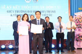 Cooperation agreements are signed among Marine Economy Forum partners. (Photo: VNA)