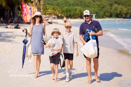 International tourists at Kem Beach in the Phu Quoc Special Economic Zone (An Giang). (Photo: VNA)