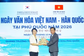 An An Giang leader presents gift to Park Chan A, First Secretary at the Republic of Korea Embassy in Vietnam and Director of the Korean Cultural Centre. (Photo: VNA)