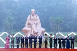 General Secretary of the Communist Party of Vietnam Central Committee and President To Lam and delegates at the inauguration ceremony of the statue “Uncle Ho and the National Festival” (Photo: VNA)