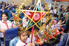 A joyful atmosphere: Students at specialised schools across Hanoi enjoy warm and festive Mid-Autumn Festival celebrations. (Photo: VNA)