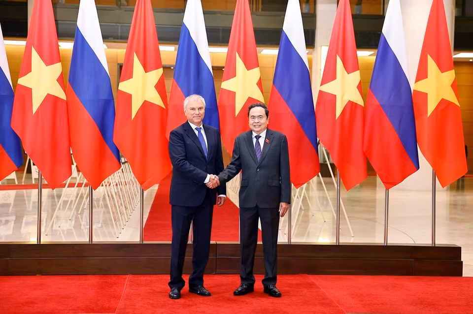 National Assembly Chairman Tran Thanh Man welcomes Chairman of the Russian State Duma Vyacheslav Volodin. (Photo: Doan Tan – VNA)