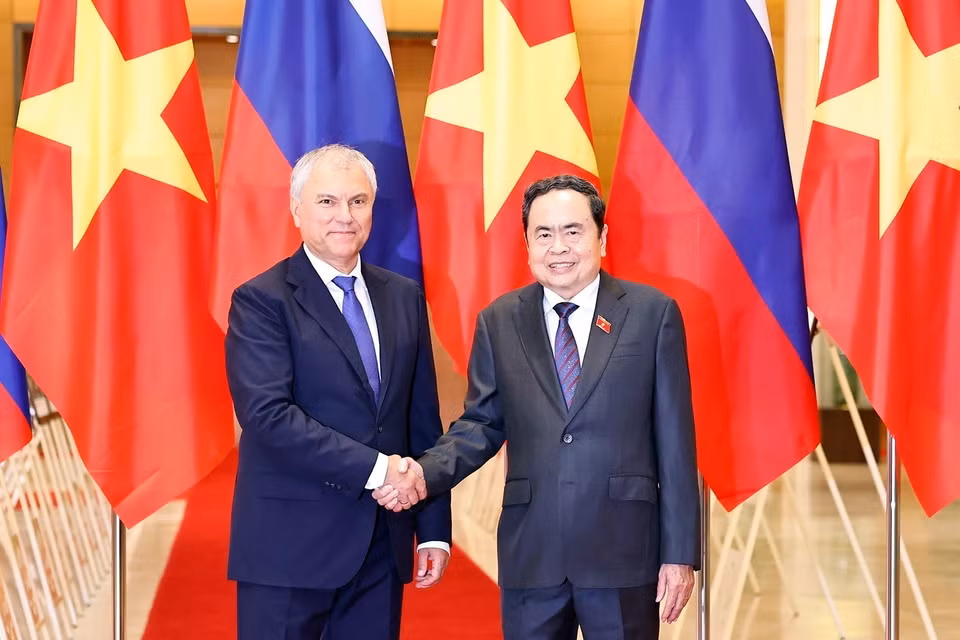 National Assembly Chairman Tran Thanh Man welcomes Chairman of the Russian State Duma Vyacheslav Volodin. (Photo: Doan Tan – VNA)