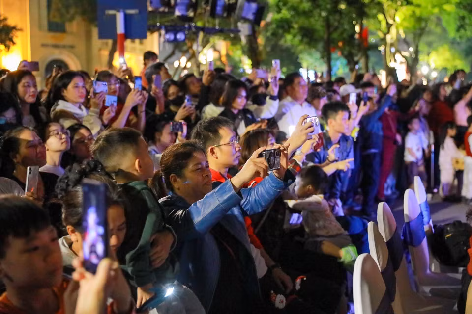 The artistic lighting space at Ho Guom (Hoan Kiem Lake) draws strong interest from local residents and visitors. (Photo: Khanh Hoa – VNA)