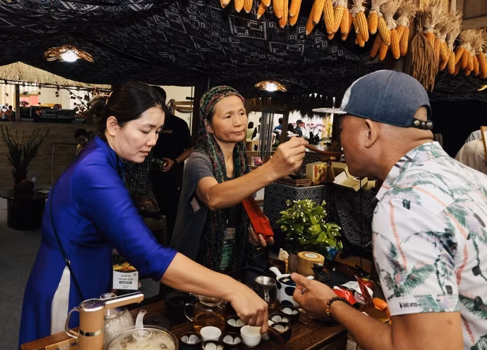 Visitors enjoy tea at the fair. (Photo: VNA)
