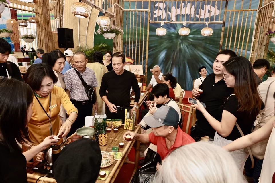 Visitors enjoy tea at the fair. (Photo: VNA)