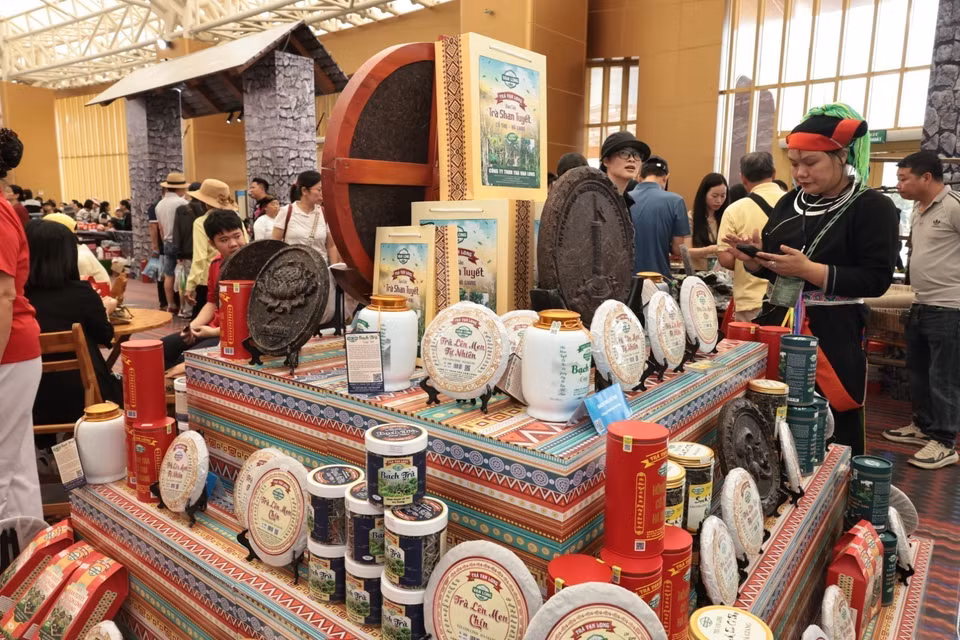 A variety of tea products on display at the fair. (Photo: VNA)