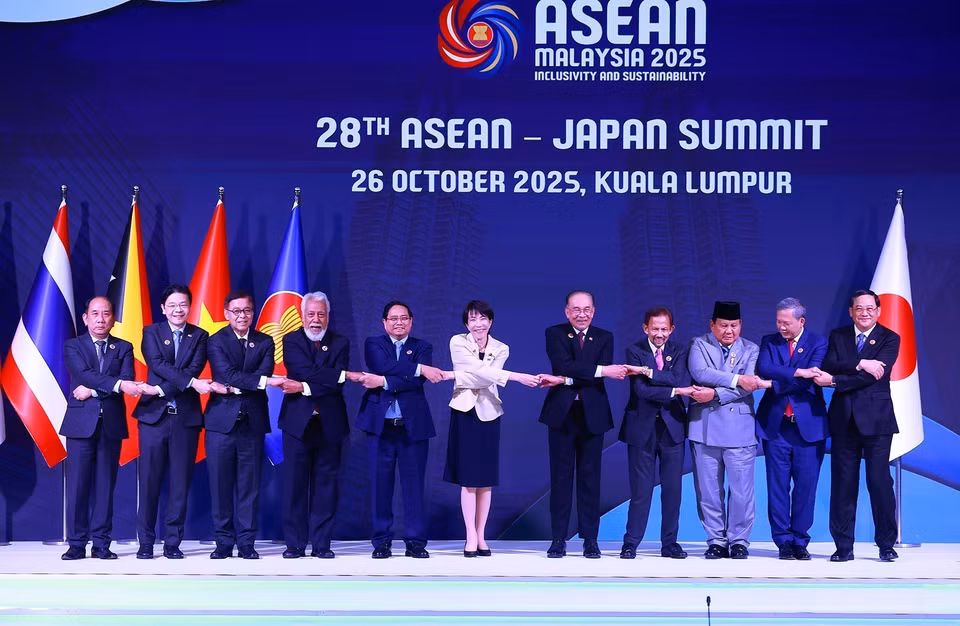 Prime Minister Pham Minh Chinh and other heads of delegations, together with Japanese Prime Minister Takaichi Sanae, attend the 28th ASEAN-Japan Summit. (Photo: Duong Giang/VNA)