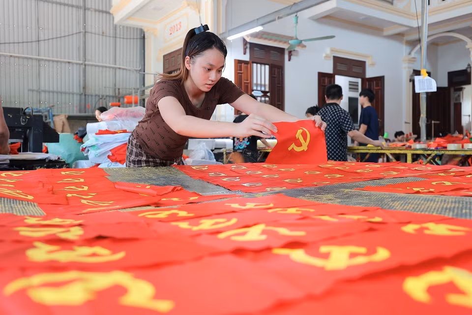 Each step and each flag is crafted with meticulous care by villagers. (Photo: VNA)