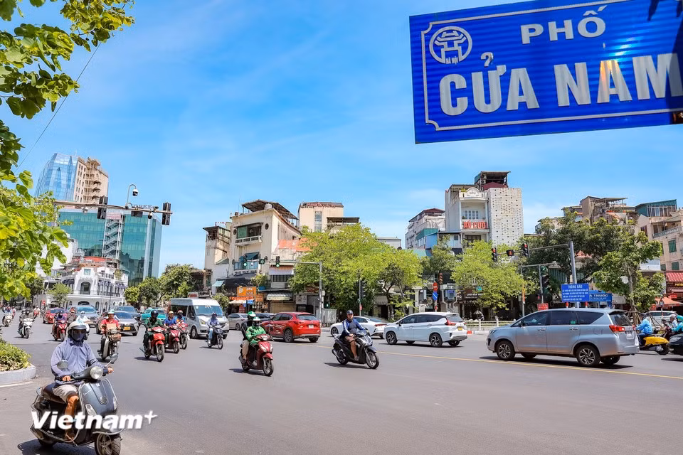 At the seven-way Cua Nam intersection, the concrete median on the Trang Thi approach towards Hang Bong – Dien Bien Phu has already been removed. (Photo: Hoai Nam/Vietnam+)