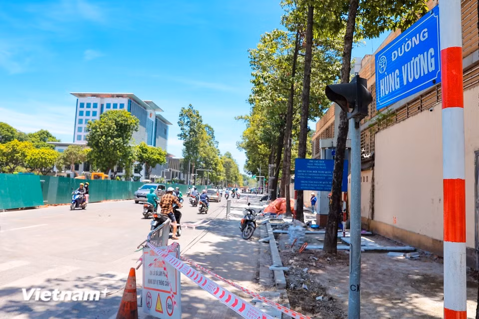 Work is also under way to widen Hung Vuong Street between Tran Phu and Nguyen Thai Hoc, as part of preparations for key national events, including the parade commemorating the 80th anniversary of the August Revolution and National Day. (Photo: Hoai Nam/Vietnam+)