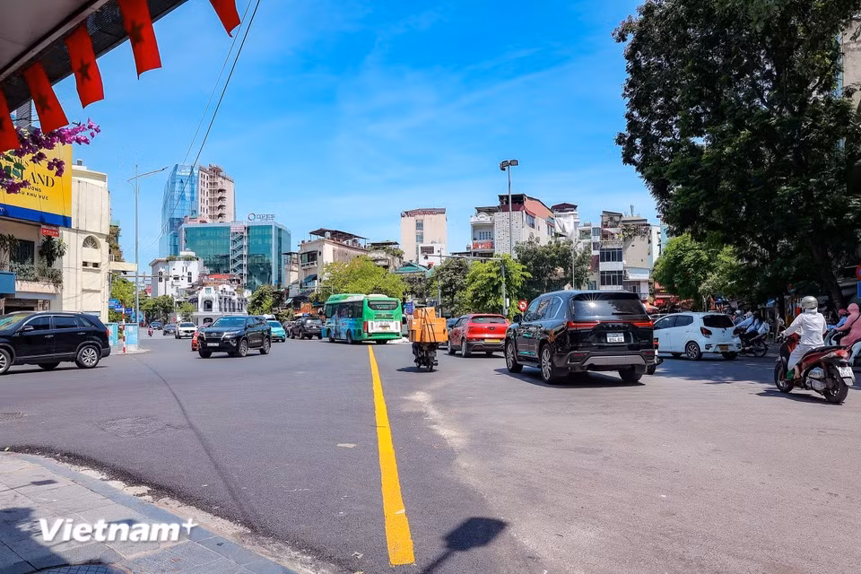 Concrete medians on major streets such as Dien Bien Phu, Trang Thi, Hung Vuong and Thanh Nien are dismantled and replaced with painted road markings to widen the carriageway ahead of the celebrations. (Photo: Hoai Nam/Vietnam+)