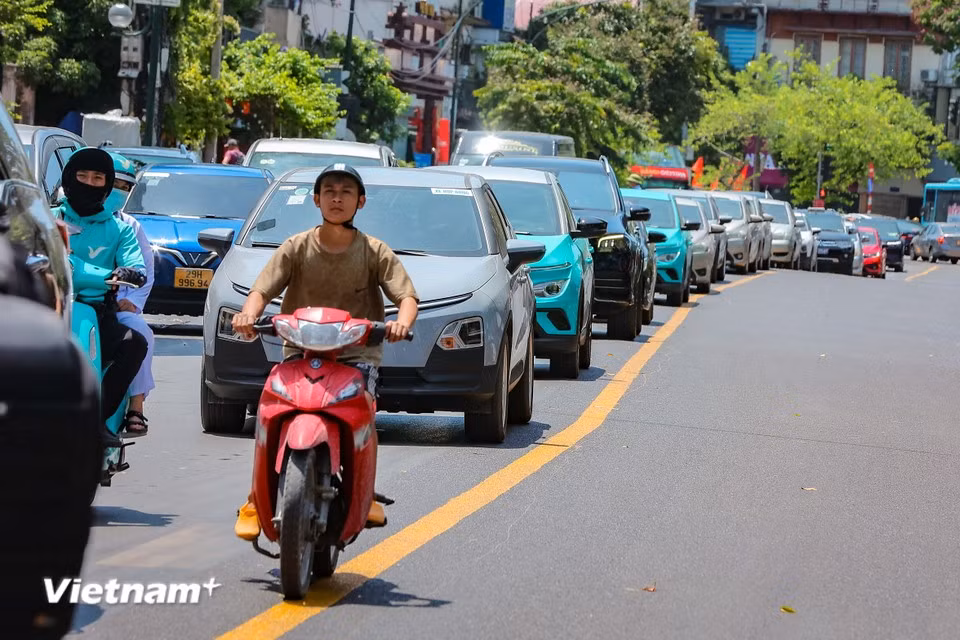 On Dien Bien Phu Street, concrete medians have been replaced with yellow painted lines, and a fresh asphalt surface is being laid. (Photo: Hoai Nam/Vietnam+)