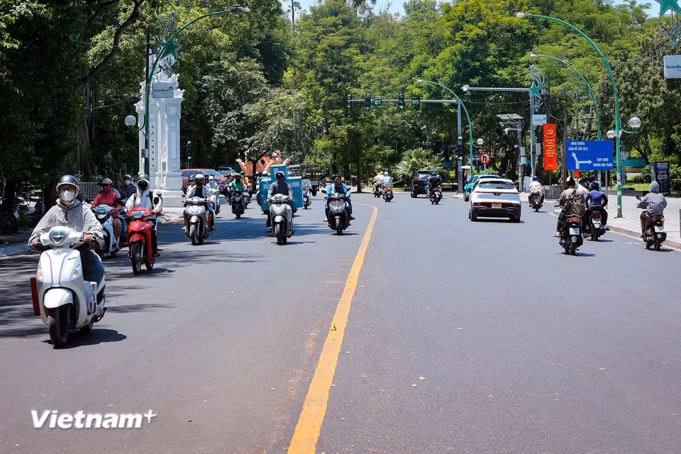 The concrete median at the beginning of Thanh Nien Street has likewise been temporarily dismantled. (Photo: Hoai Nam/Vietnam+)