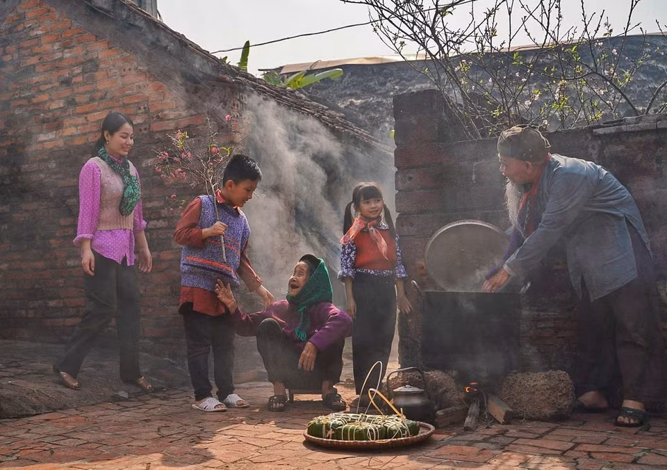 Family members of all generations prepare for Tet together. (Photo: Khanh Hoa - VNA)