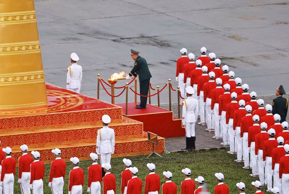 The program begins with the torch relay and the lighting of the ceremonial flame — a symbol of the aspirations of the Vietnamese people. The flame is handed to Lieutenant General Nguyen Duc Soat, Hero of the People’s Armed Forces and former Deputy Chief of the General Staff of the Vietnam People’s Army, who achieved outstanding feats by shooting down six enemy aircraft, becoming one of the heroic pilots of the Vietnam People’s Army. (Photo: Doan Tan - VNA)