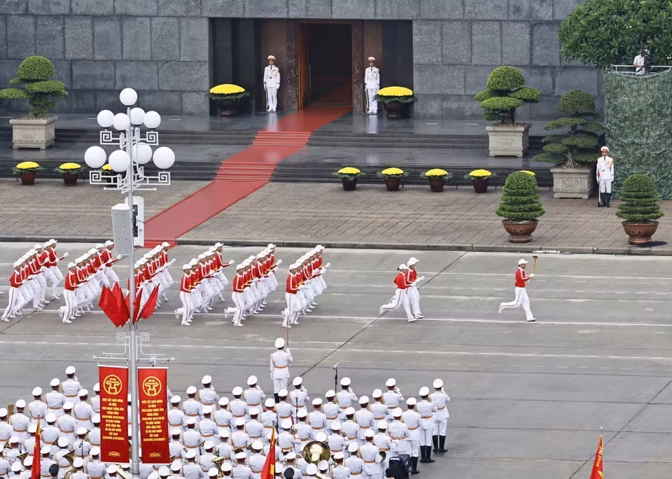 The “Traditional Torch Relay.” (Photo: Doan Tan - VNA)