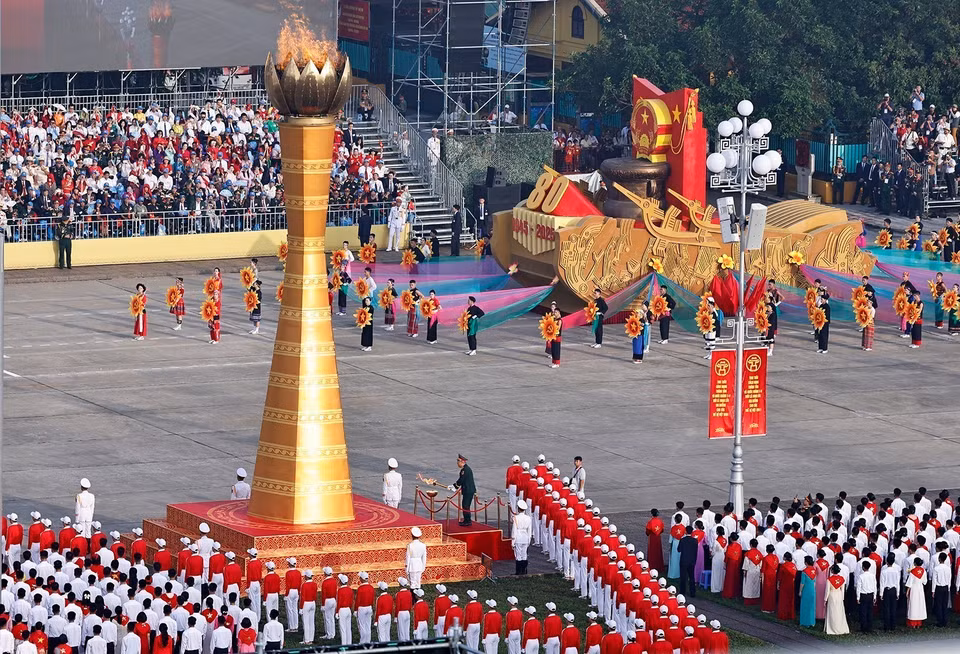 Torch procession at the 80th Anniversary of the August Revolution and National Day parade and march. (Photo: Truong Van Vi - VNA)