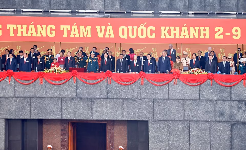Leaders, former leaders of the Party and State, international guests, and delegates participate in the flag-salute ceremony. Photo: Doan Tan - VNA