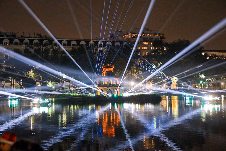 An artistic lighting space highlighting Thap Rua (Turtle Tower) is launched at Ho Guom (Hoan Kiem Lake) on December 24, 2025. (Photo: Khanh Hoa – VNA)