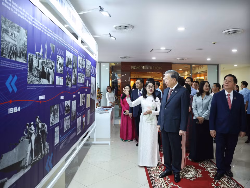 Party General Secretary To Lam vsits the traditional room of the Vietnam News Agency. Photo: VNA