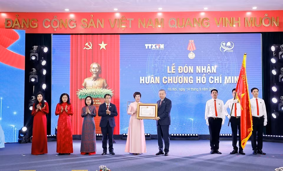 Party General Secretary To Lam presents Ho Chi Minh Order to Vietnam News Agency (Photo: VNA)