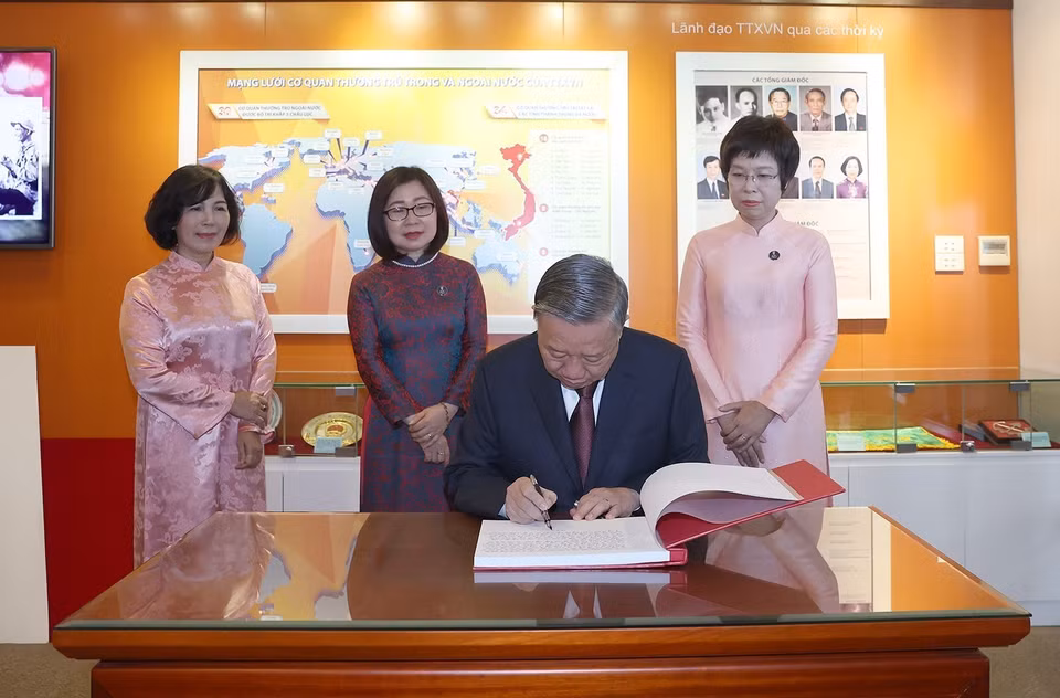 Party General Secretary To Lam writes an inscription in the traditional room of the Vietnam News Agency. (Photo: VNA)