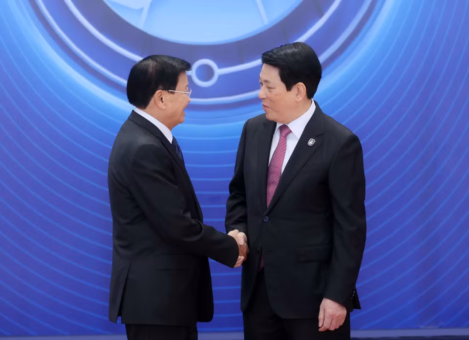 State President Luong Cuong welcomes Lao Party General Secretary and President Thongloun Sisoulith to the Signing Ceremony of the Hanoi Convention. (Photo: VNA)