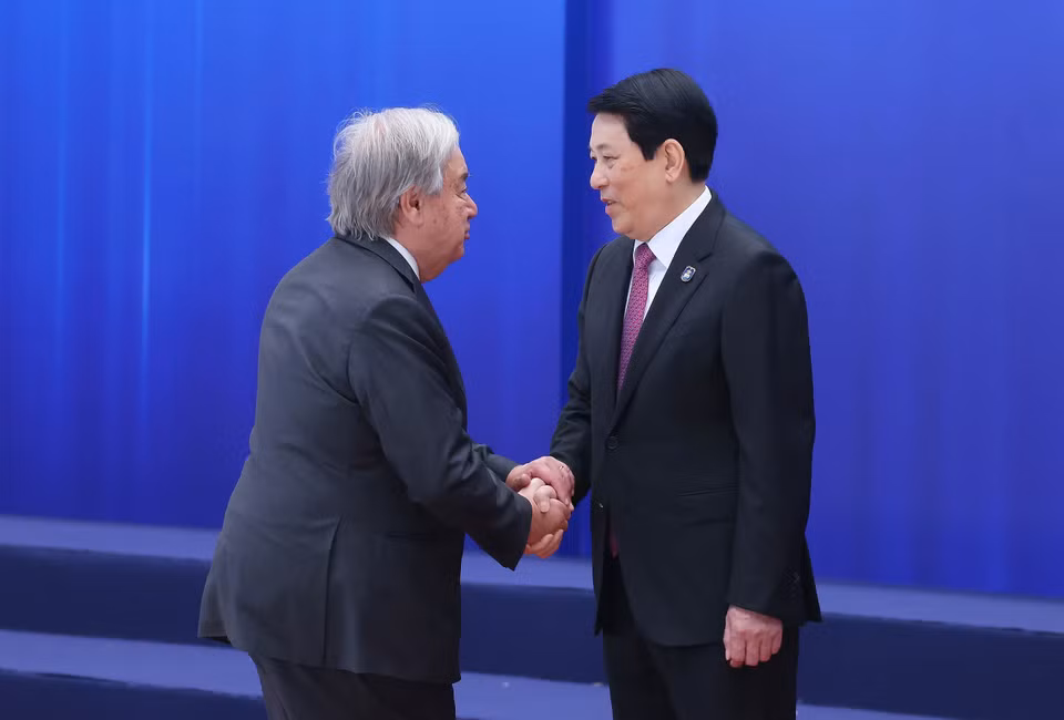 State President Luong Cuong welcomes UN Secretary-General António Guterres to the Signing Ceremony of the United Nations Convention against Cybercrime. (Photo: Pham Kien – VNA)