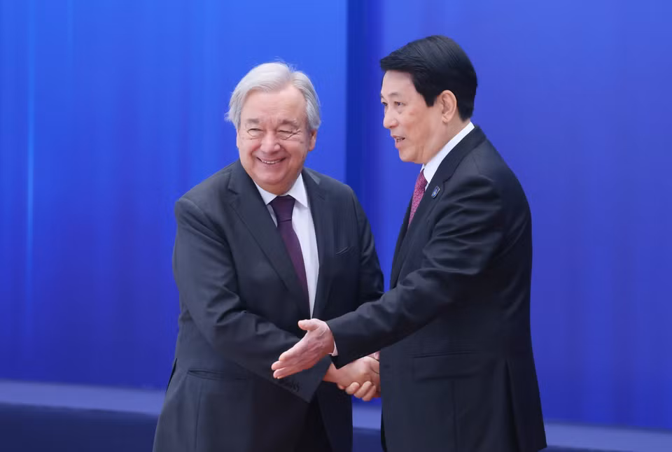 State President Luong Cuong welcomes UN Secretary-General António Guterres to the Signing Ceremony of the United Nations Convention against Cybercrime. (Photo: Pham Kien – VNA)