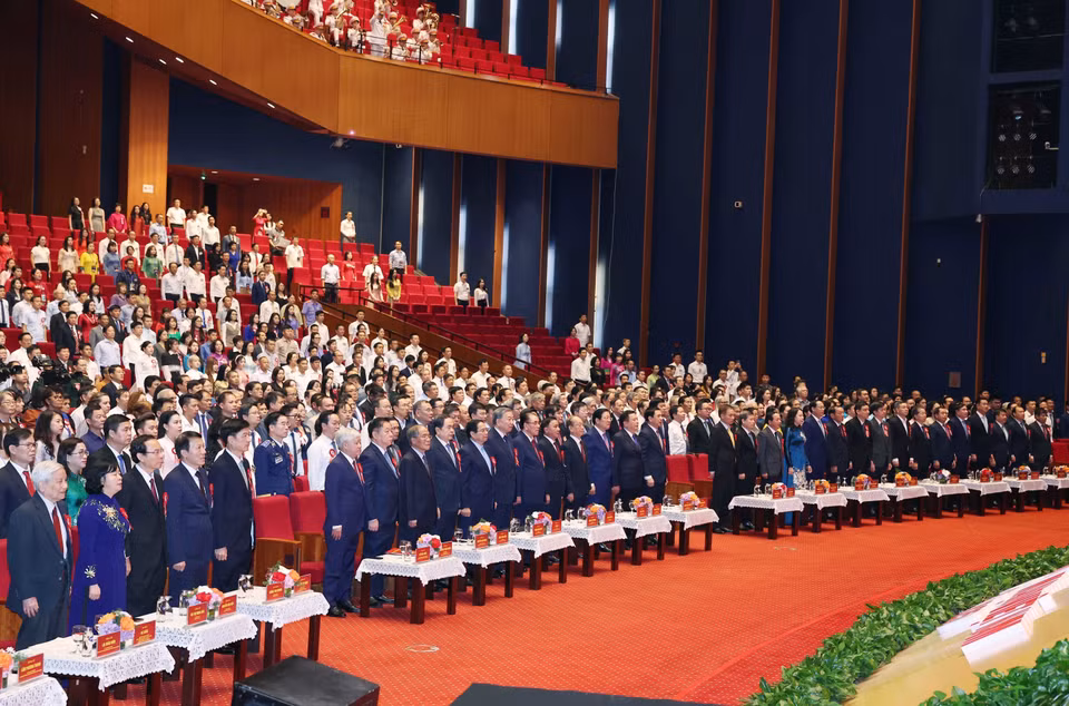 Leaders, former leaders of the Party and State, and delegates participate in the flag-raising ceremony. (Photo: VNA)