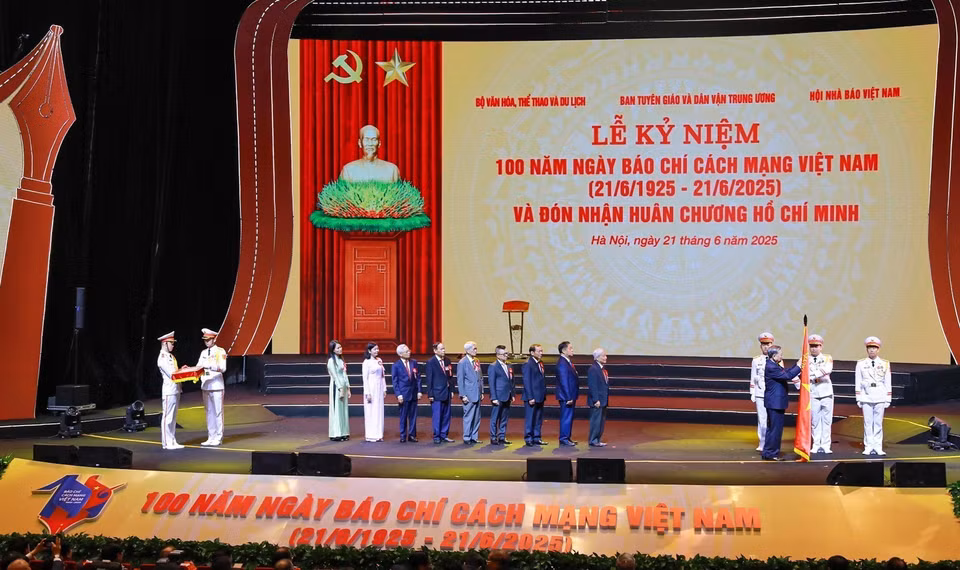 Party General Secretary To Lam pins the Ho Chi Minh Order onto the traditional flag of Vietnam’s Revolutionary Press. (Photo: VNA)
