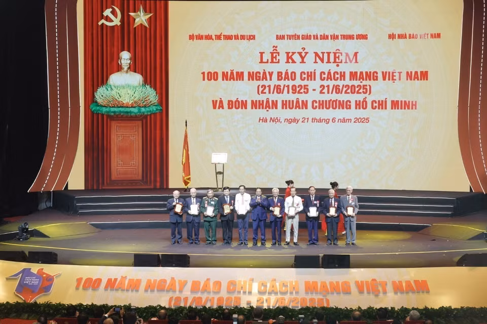 Prime Minister Pham Minh Chinh presents commemorative insignias to veteran journalists. (Photo: VNA)