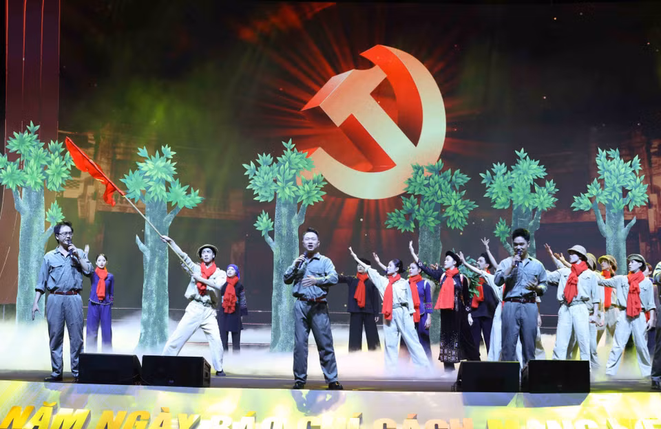 An art performance held in celebration of the anniversary ceremony. (Photo: VNA)